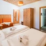 Reitstall Und Saloon San Jon סקואול